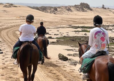 Auf dem Bild sind Touristen zu sehen, die einen Ausglug um Tanger machen