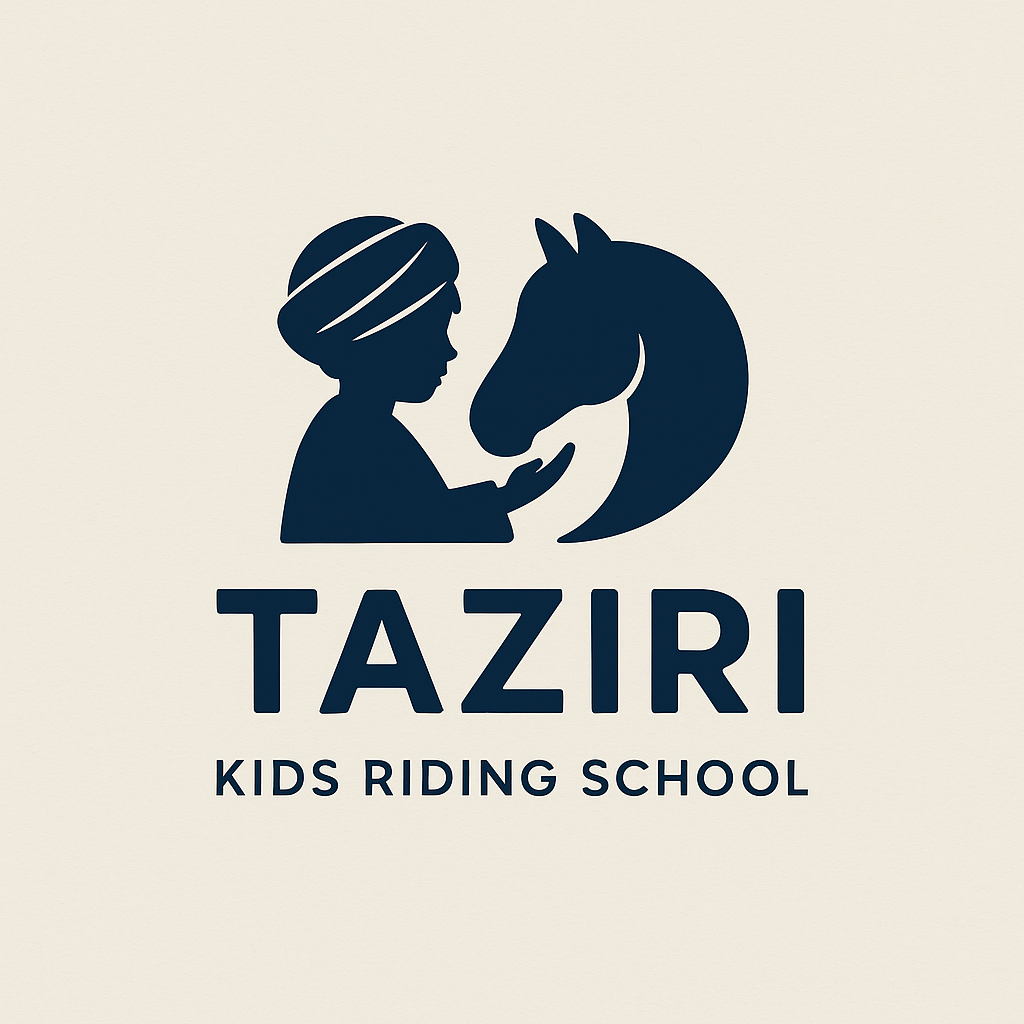 Logo der Taziri Kids Riding School: Silhouette eines Kindes mit Turban, das einem Pferd freundlich begegnet – Symbol für Vertrauen, Achtsamkeit und kindgerechtes Reiten in Marokko.
