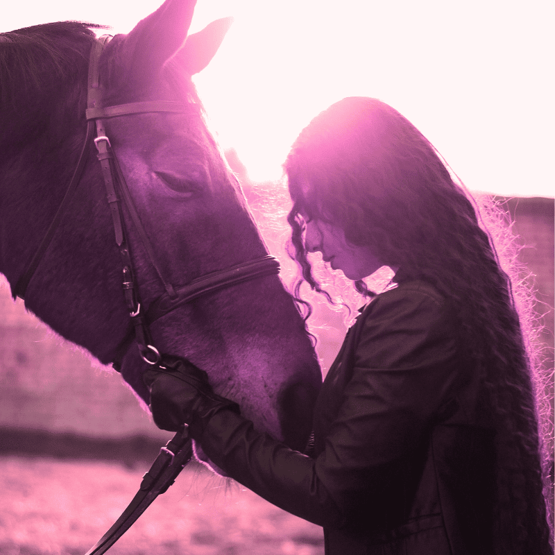 Frau steht ruhig beim Pferd – Sicherheit und Vertrauen bei Taziri Kids Riding School in Tanger