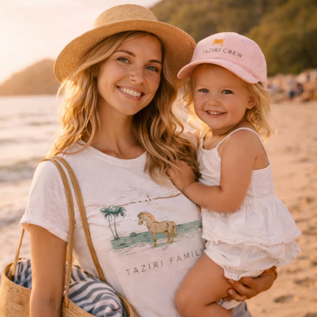 Mutter mit Kleinkind am Strand, Kind trägt Taziri Cap, Familienurlaub in Marokko